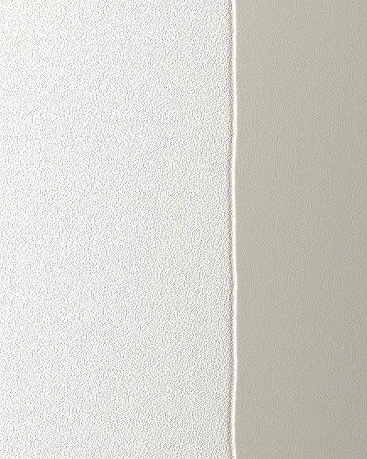 Frisch gerollte Farbe trifft an einer weichen Kante auf die Grundierung, im Streiflicht.