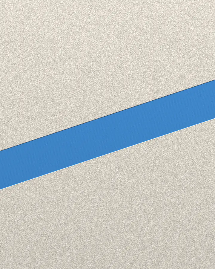 Blaues Abdeckband schräg über einer Putzfläche.
